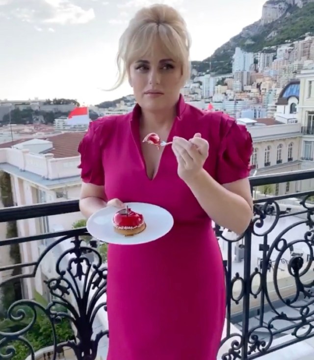 rebel wilson eating cake in pink dress