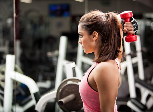 Woman weight lifting - best ways to speed up your metabolism