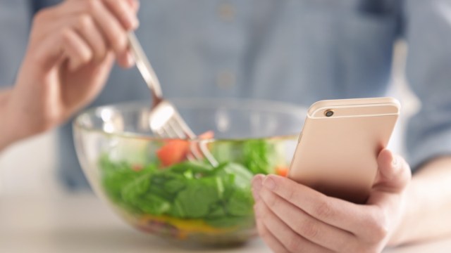 woman counting calories with diet app