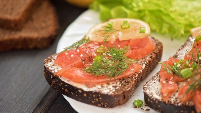 smoked salmon rye bread