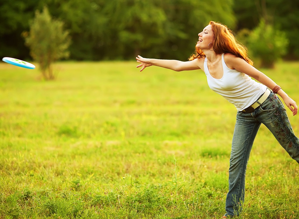 Woman playing frisbee in the park