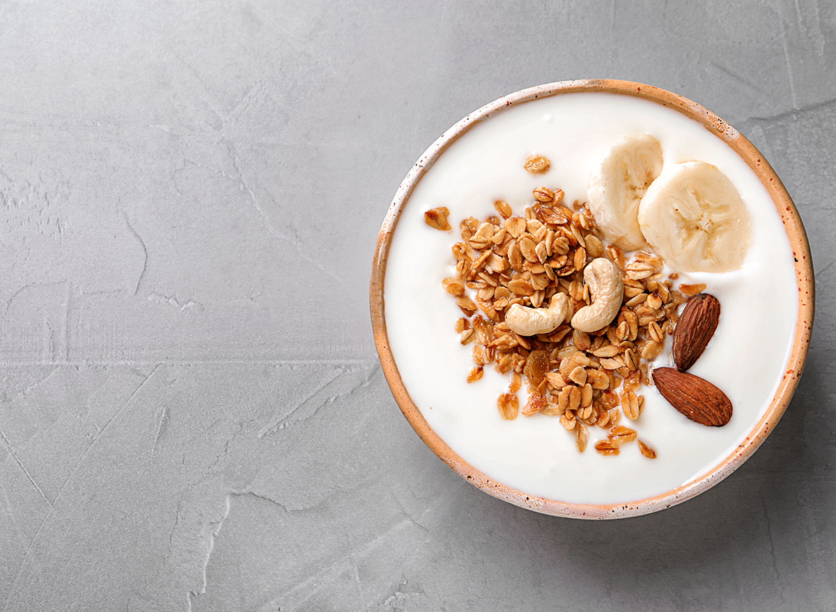 yogurt with granola