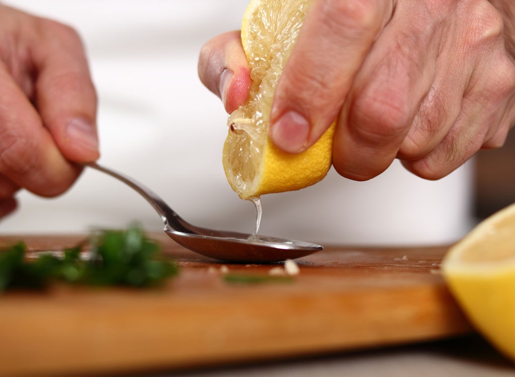 Juicing lemons