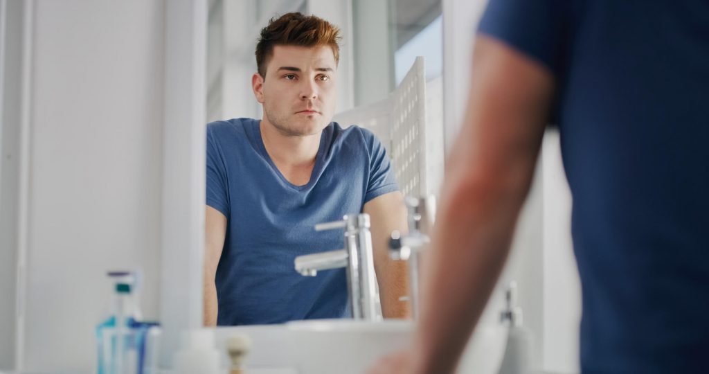 man looking at the mirror how to stop living in the past