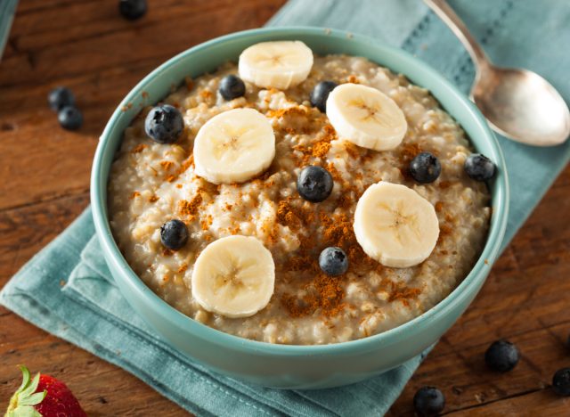 oatmeal with cinnamon, bananas, and blueberries