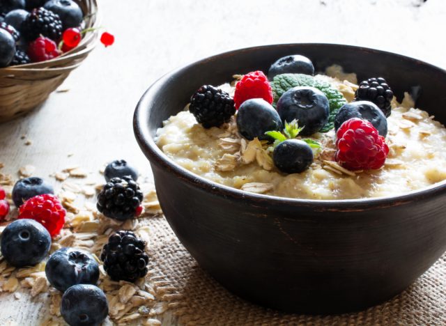 oatmeal with berries