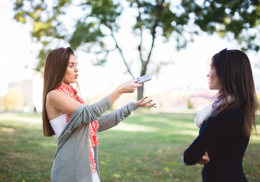 two girls fighting signs someone doesn't want to be your friend